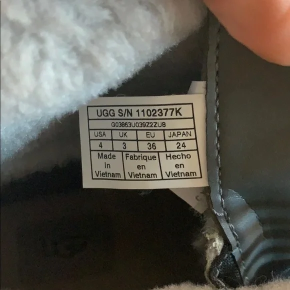 {preloved} Adirondack Boy’s Ugg Boots - Picture 7 of 7